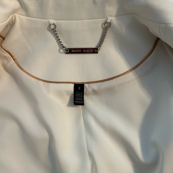 Women’s white double-breasted blazer. Gold-plated buttons. Gold piping inside. - Picture 6 of 8